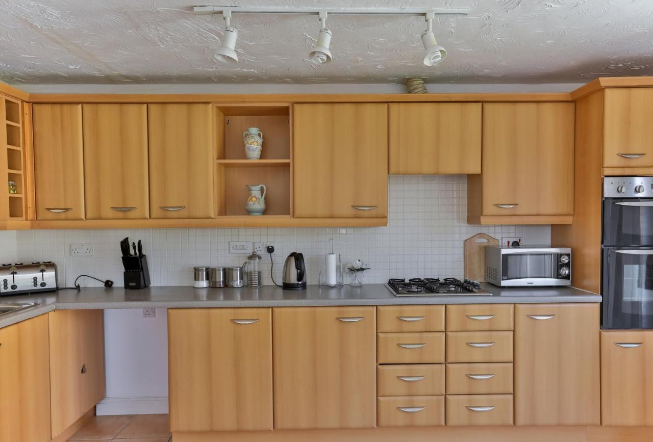 Kvm - Highclere House For Large Groups With Parking By Kvm Stays Hampton Esterno foto