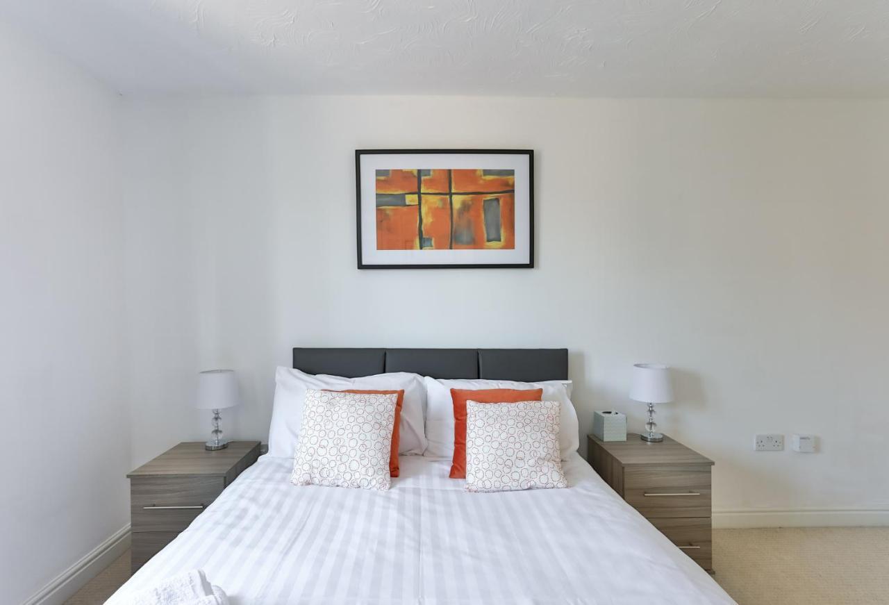 Kvm - Highclere House For Large Groups With Parking By Kvm Stays Hampton Esterno foto