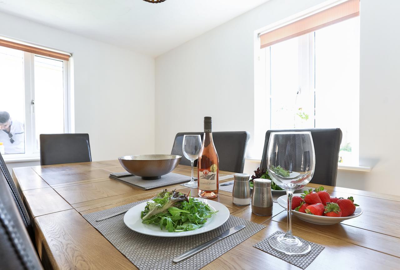 Kvm - Highclere House For Large Groups With Parking By Kvm Stays Hampton Esterno foto